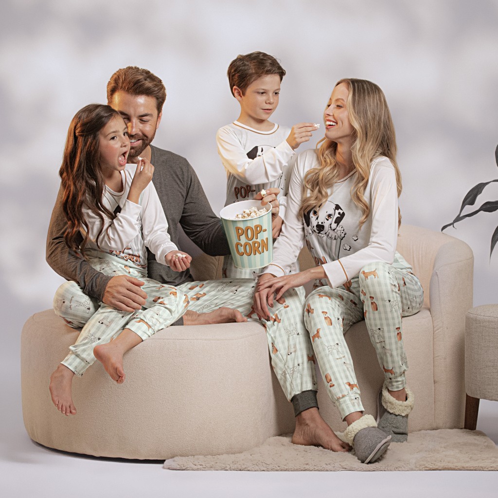 Família vestindo pijamas